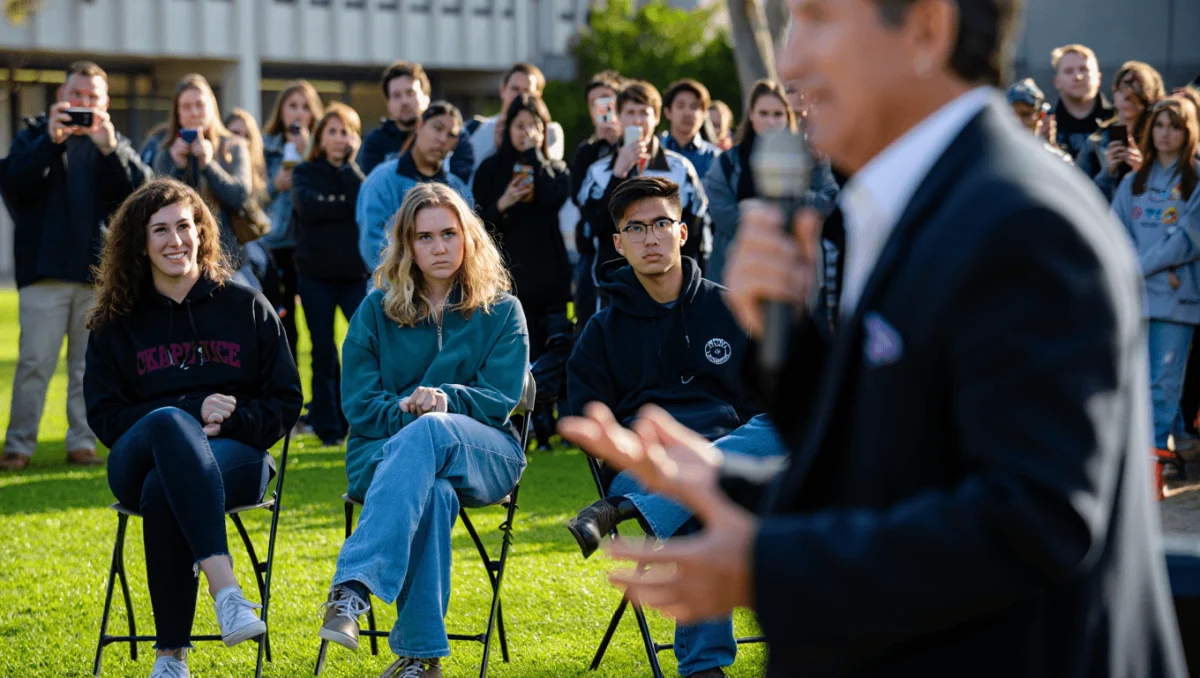 Estudiantes de Cal Poly participan en debates con un ministro cristiano en evento de 4 horas