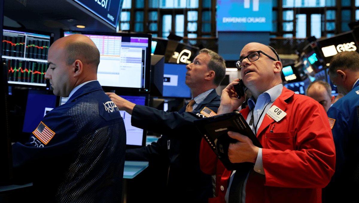 US stocks sway in mixed trading as more earnings reports roll in