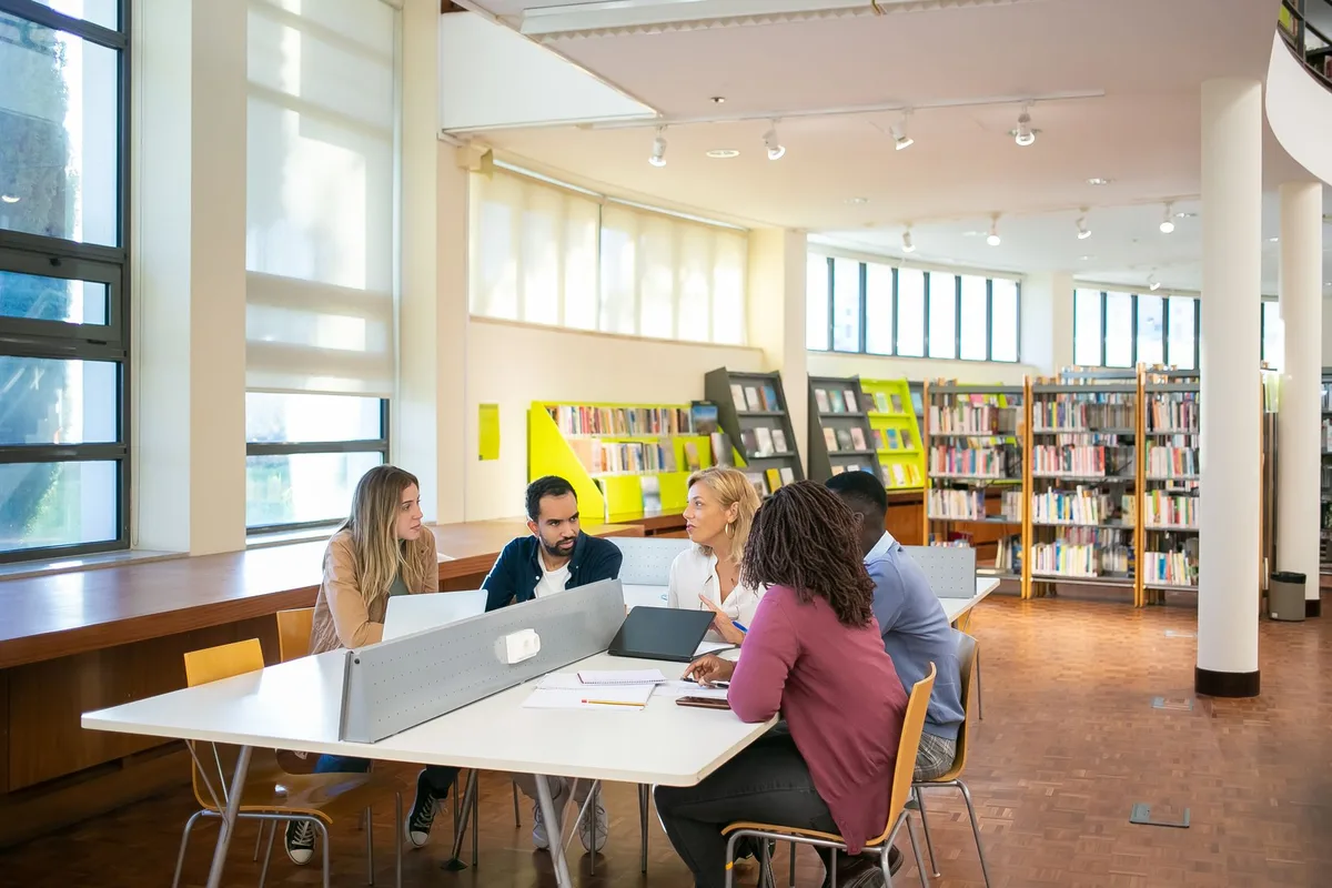 Studenti che studiano insieme nella biblioteca del campus