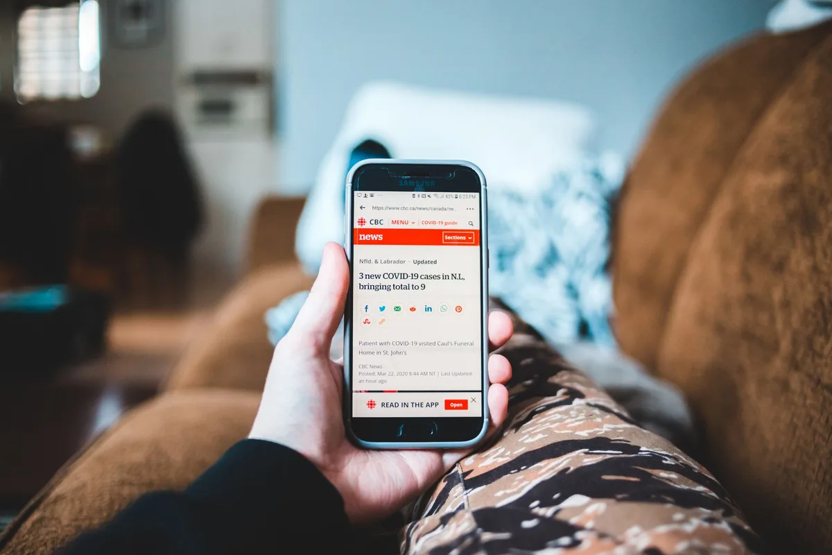 Person schaut Nachrichten auf ihrem Smartphone an