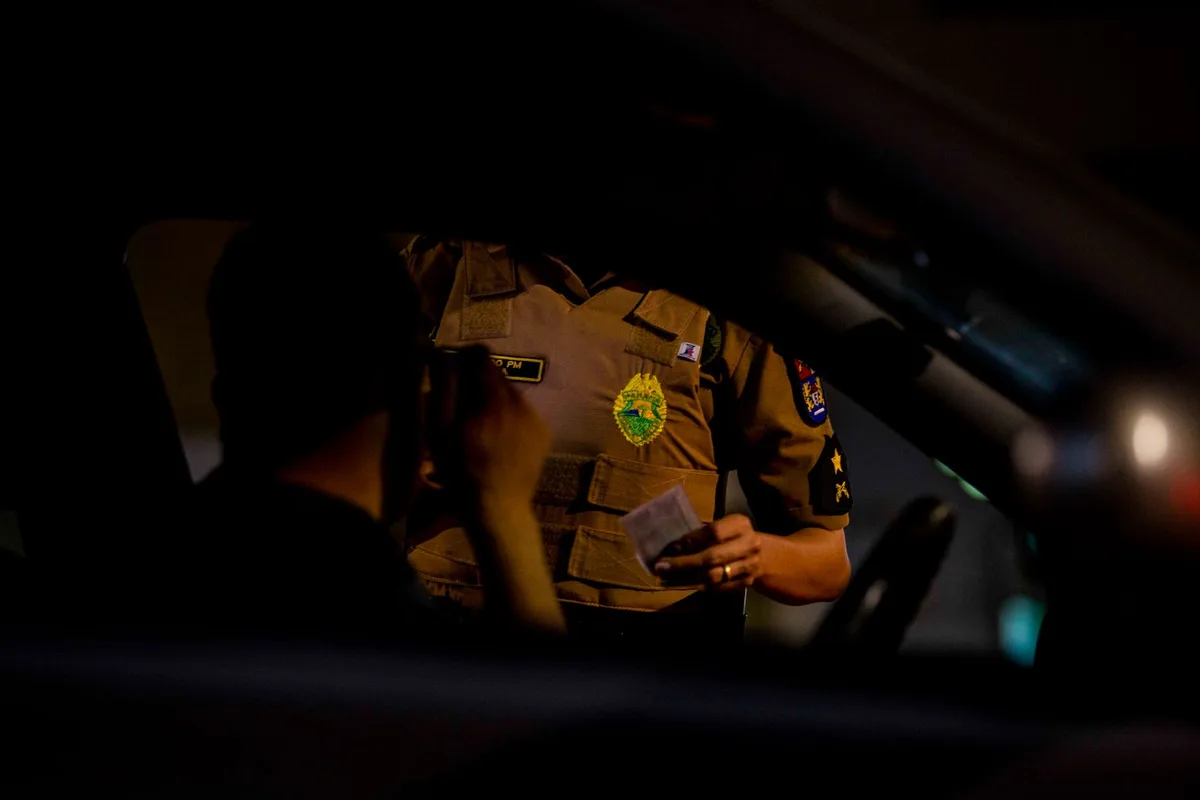 Undercover agents verifican identidades en un establecimiento de comidas