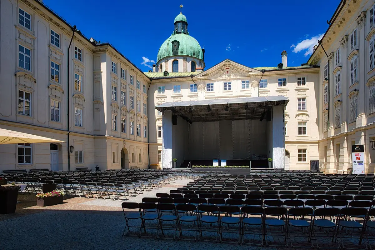 Vue d'une salle de concert historique avec scène et places assises, symbolisant la vision de transformation du bâtiment.