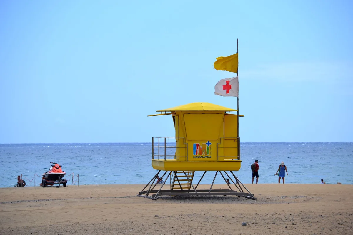 Ein Rettungsschwimmer &uuml;berwacht ein Schwimmbecken w&auml;hrend der Sommerferien.