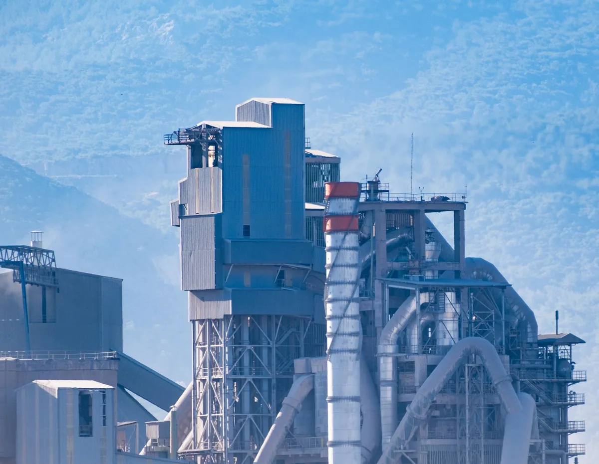 Gro&szlig;industrieanlage mit Schornsteinen und Produktionsgeb&auml;uden