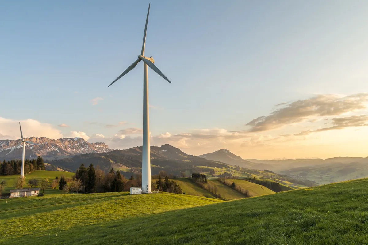 Windkraftanlagen in einem Feld unter bew&ouml;lktem Himmel