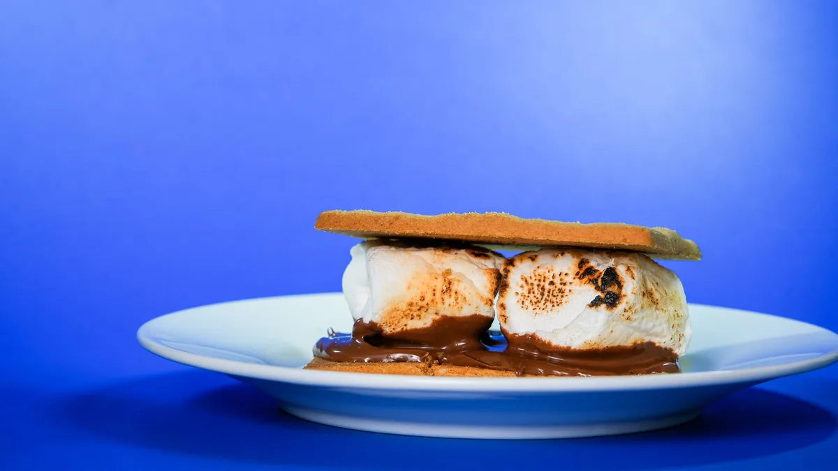 Ingredientes para la tarta s'mores: migas de galleta, chocolate, malvaviscos y mantequilla