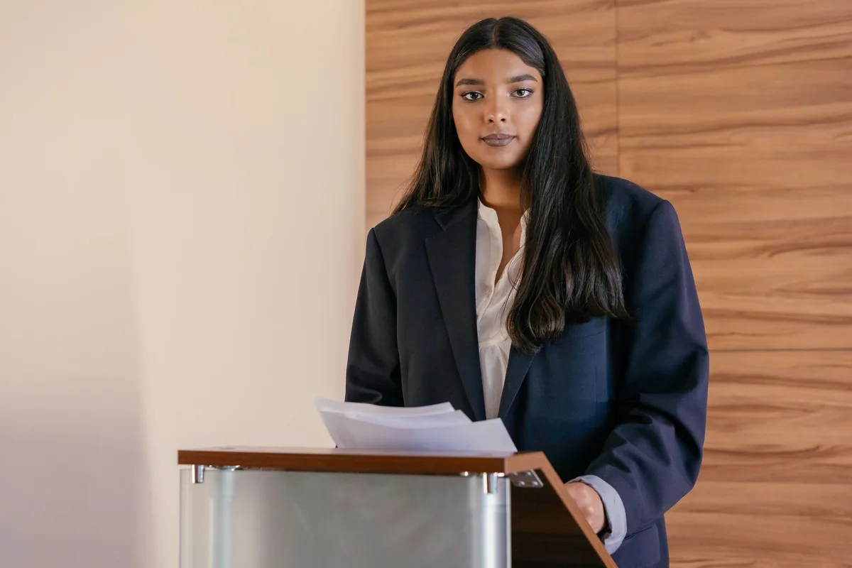 Student spricht an einem Podium vor Publikum in einer Debatte